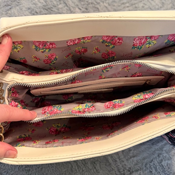 NWT! Betsey Johnson White Quilted Shoulder Bag - Picture 10 of 11